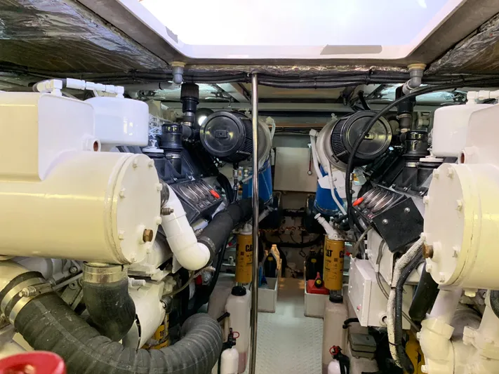 Luchy Yacht Photos Pics 1995 SEA RAY 63 SURFACE DRIVE