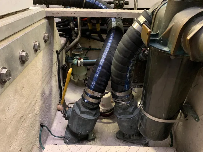 Luchy Yacht Photos Pics 1995 SEA RAY 63 SURFACE DRIVE