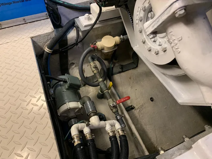 Luchy Yacht Photos Pics 1995 SEA RAY 63 SURFACE DRIVE