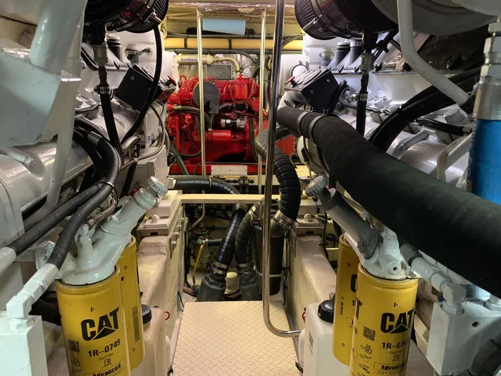 Luchy Yacht Photos Pics 1995 SEA RAY 63 SURFACE DRIVE