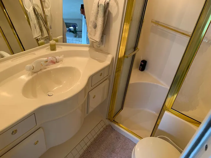 Luchy Yacht Photos Pics 1995 SEA RAY 63 SURFACE DRIVE