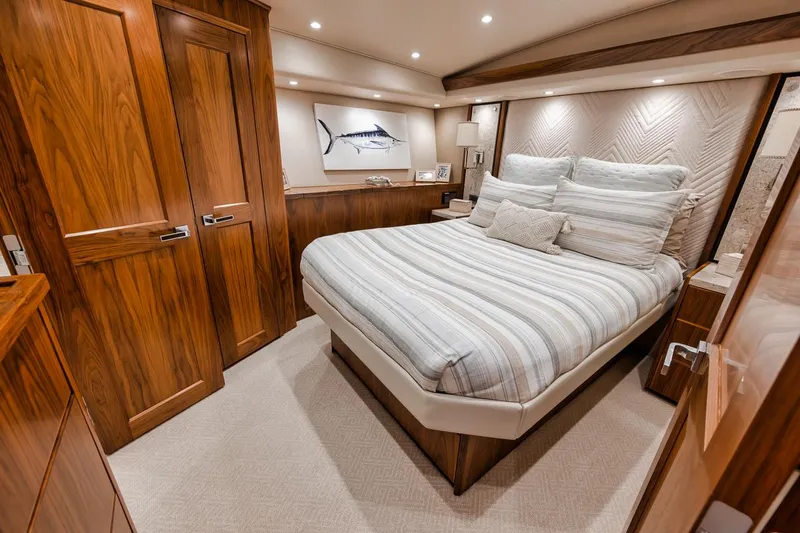 High Cotton Yacht Photos Pics 2015 Viking 92 EB HIGH COTTON- VIP Stateroom