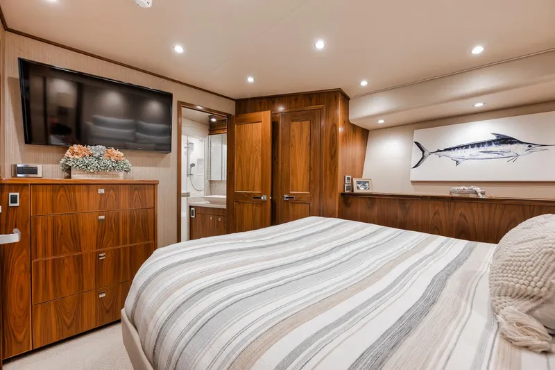 High Cotton Yacht Photos Pics 2015 Viking 92 EB HIGH COTTON- VIP Stateroom