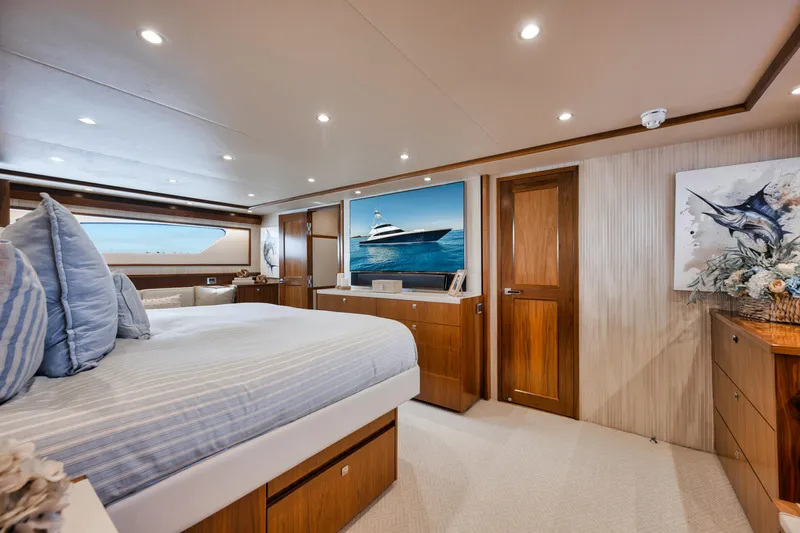 High Cotton Yacht Photos Pics 2015 Viking 92 EB HIGH COTTON- Master Stateroom