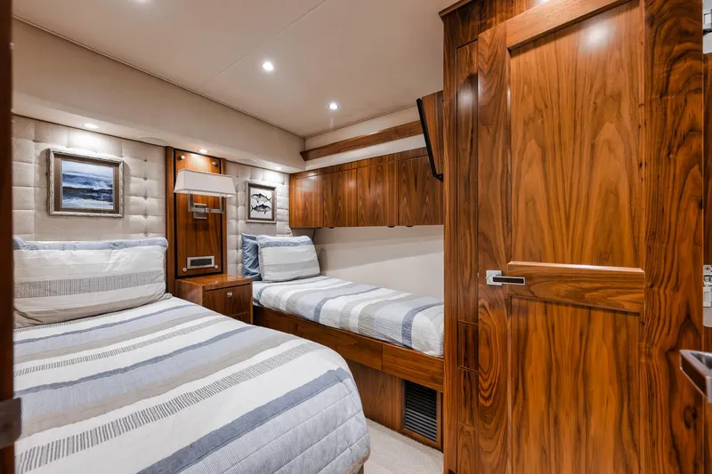 High Cotton Yacht Photos Pics 2015 Viking 92 EB HIGH COTTON- Guest Stateroom