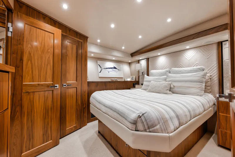 High Cotton Yacht Photos Pics 2015 Viking 92 EB HIGH COTTON- Guest Stateroom