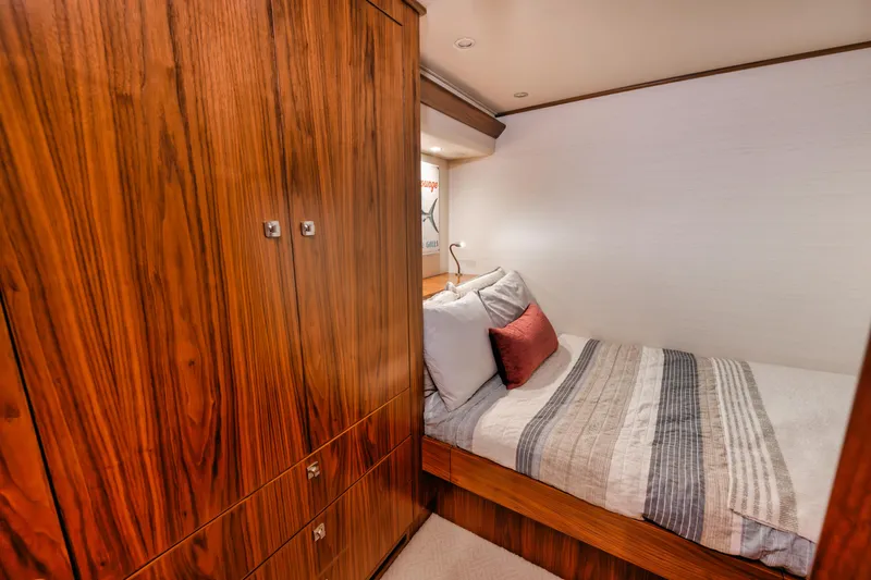 High Cotton Yacht Photos Pics 2015 Viking 92 EB HIGH COTTON- Guest Stateroom