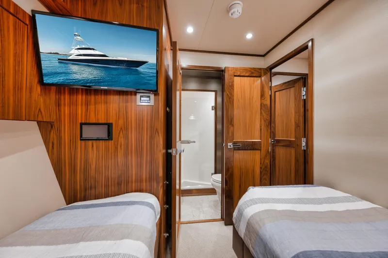 High Cotton Yacht Photos Pics 2015 Viking 92 EB HIGH COTTON- Guest Stateroom