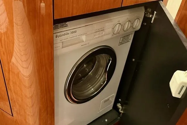  Yacht Photos Pics Splendide 2000 washer in 2001 Sea Ray 540 Cockpit Motor Yacht cabinet.