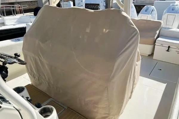 Gyn Tonic Yacht Photos Pics 2018 Hydra-Sports 3000 CC boat interior with covered console and seating area.