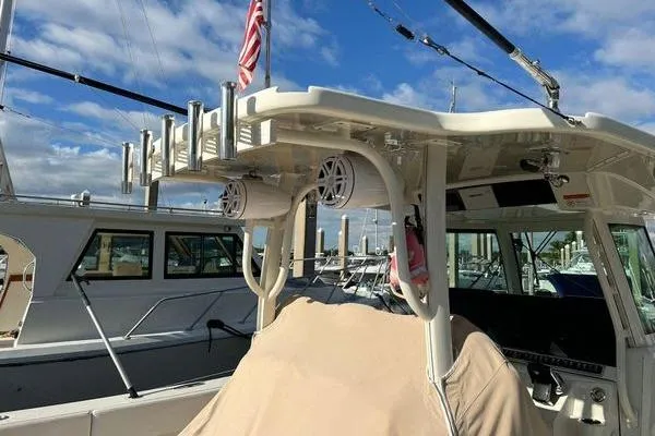 Gyn Tonic Yacht Photos Pics 2018 Hydra-Sports 3000 CC boat with rod holders and speakers, docked under a blue sky.