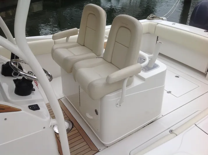  Yacht Photos Pics Helm Seating