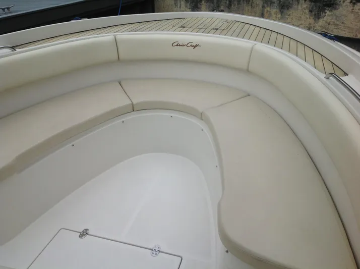  Yacht Photos Pics U-Shaped Bow Settee