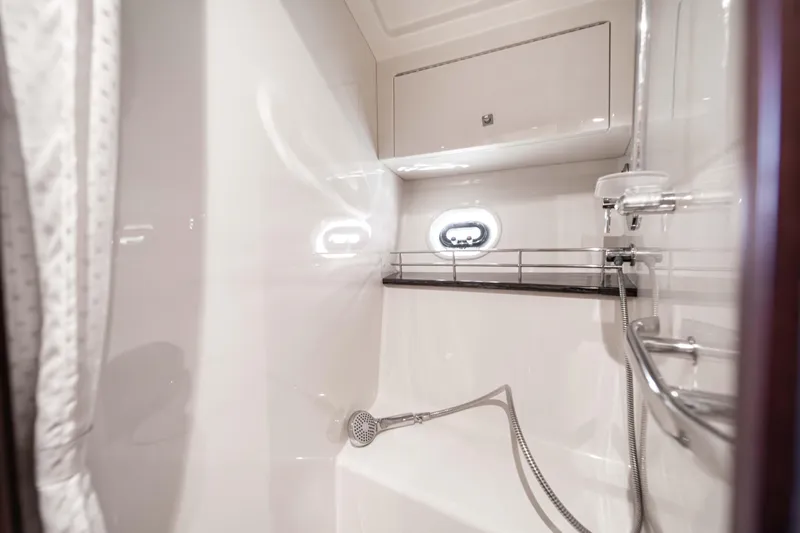 Atm 2013 Sea Ray 450 Sundancer @ Cancun Yacht Photos Pics Luxurious bathroom in 2013 Sea Ray 450 Sundancer yacht with modern fixtures.