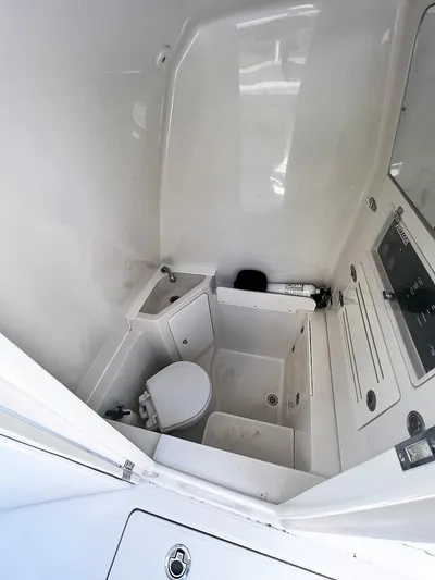  Yacht Photos Pics Head in console