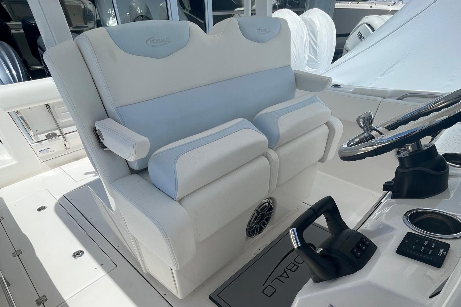 2023 Robalo R302 Center Console Center Console for sale - YachtWorld