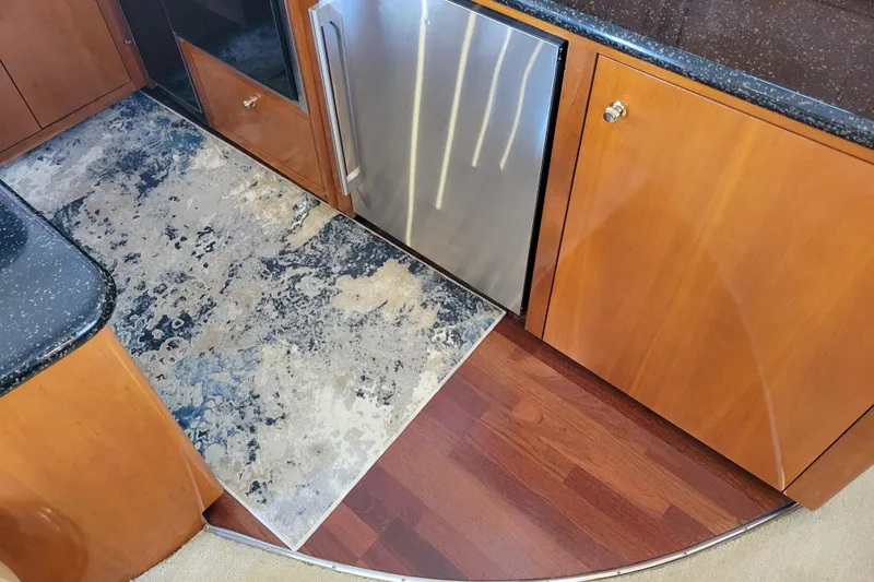  Yacht Photos Pics Interior of 2001 Carver 570 Voyager Pilothouse with modern kitchen design.