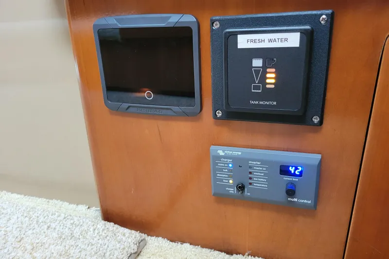  Yacht Photos Pics Control panel on 2001 Carver 570 Voyager Pilothouse, featuring fresh water tank monitor.