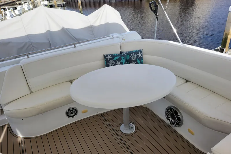  Yacht Photos Pics Luxurious seating area on 2001 Carver 570 Voyager Pilothouse yacht with round table.