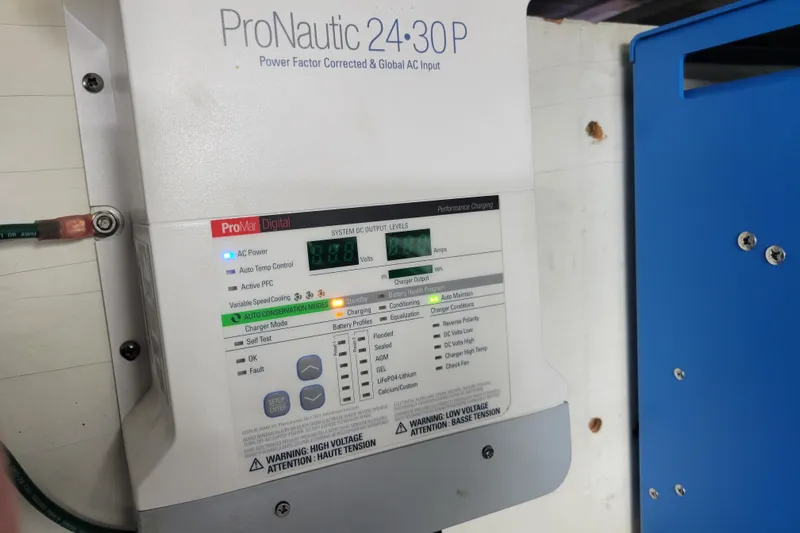  Yacht Photos Pics ProNautic 24-30P charger in 2001 Carver 570 Voyager Pilothouse, displaying system status.