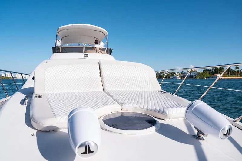  Yacht Photos Pics Luxurious 2005 Azimut 62 Evolution yacht with sunbathing deck on open water.