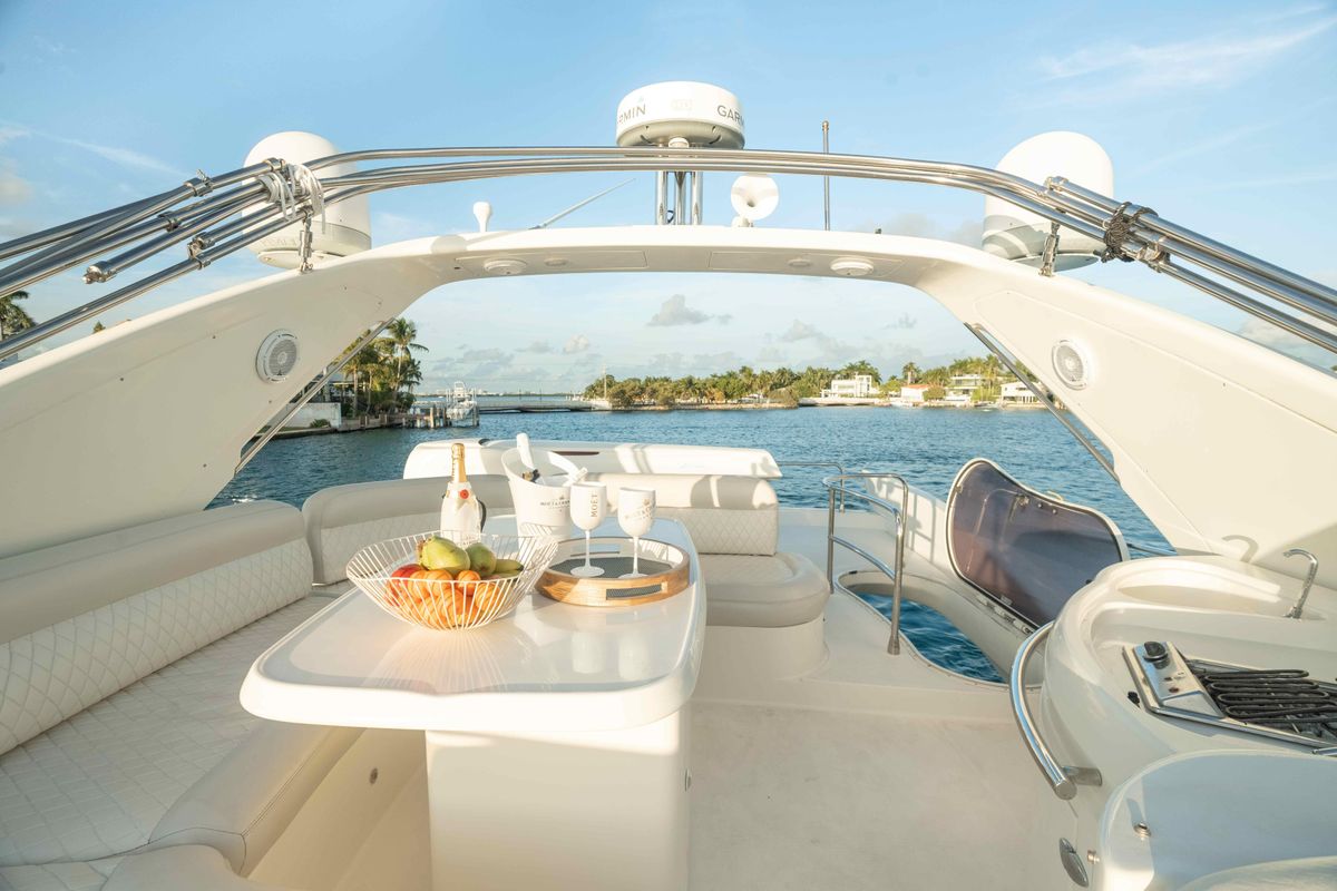 2005 Azimut 65 