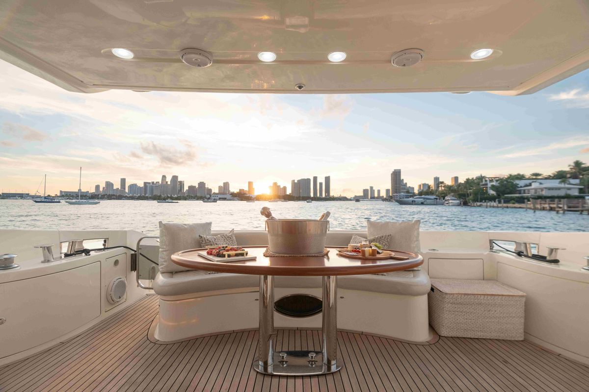 2005 Azimut 65 