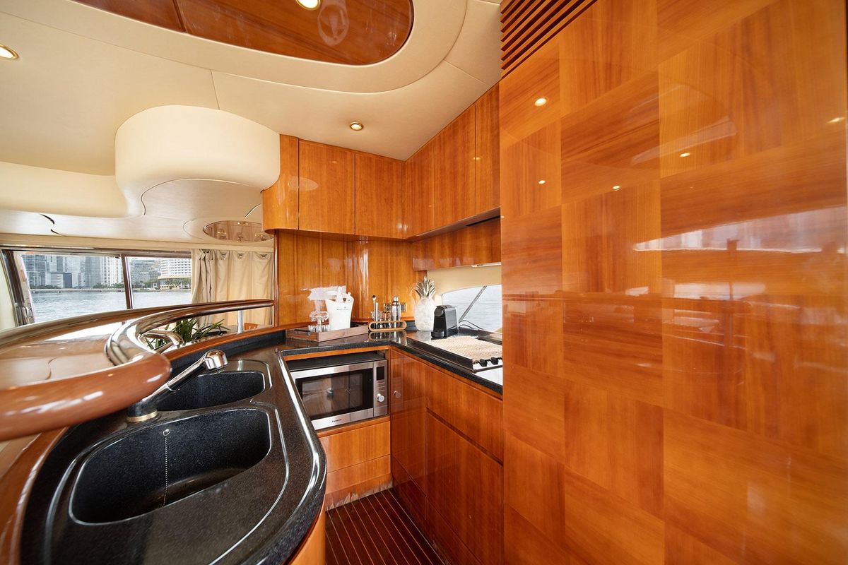 2005 Azimut 65 