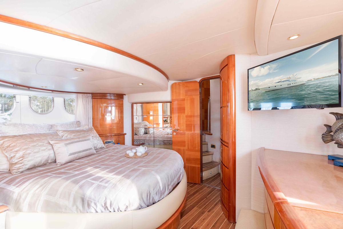 2005 Azimut 65 