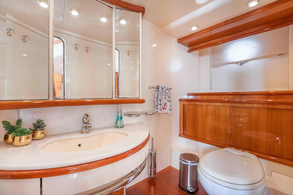2005 Azimut 65 