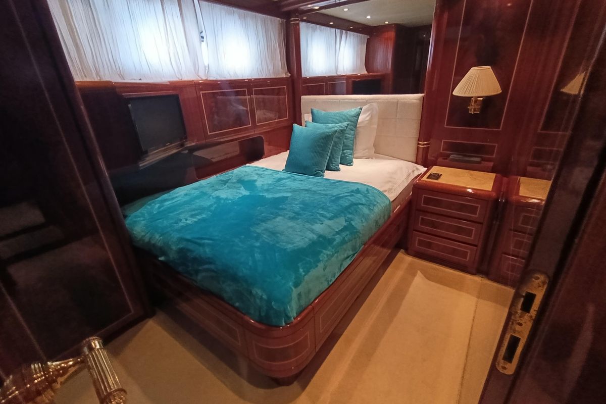 2001 Mangusta 73 