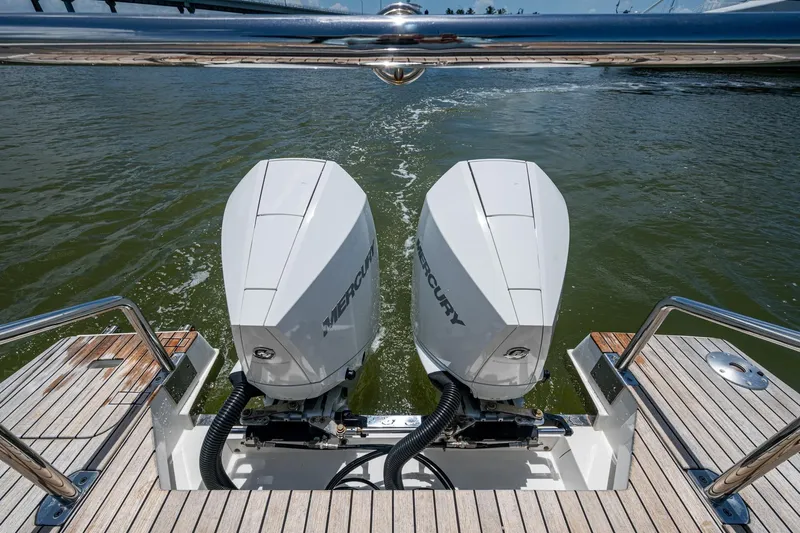 Drei Kinder Yacht Photos Pics Twin Mercury outboard engines on 2023 Schaefer V33 boat, cruising on water.
