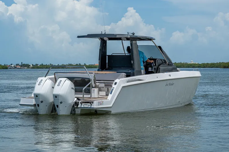 Drei Kinder Yacht Photos Pics 2023 Schaefer V33 boat with dual engines cruising on a calm lake.