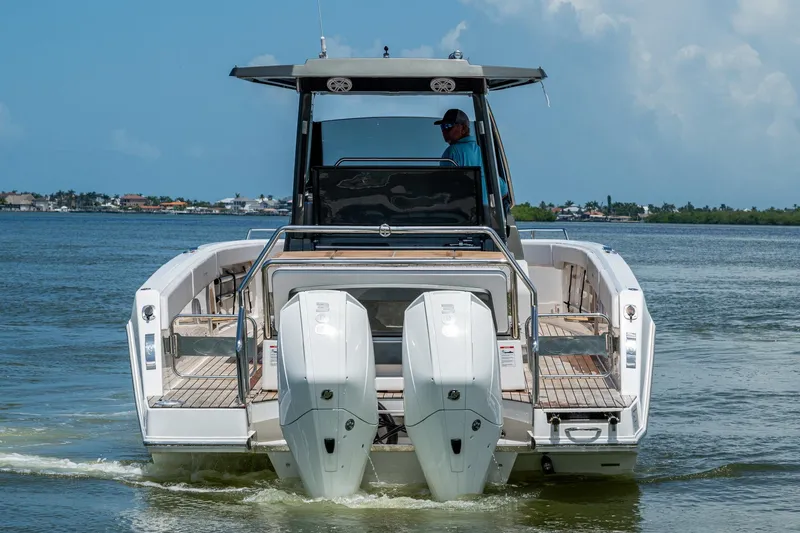 Drei Kinder Yacht Photos Pics 2023 Schaefer V33 boat with dual engines cruising on a calm lake.