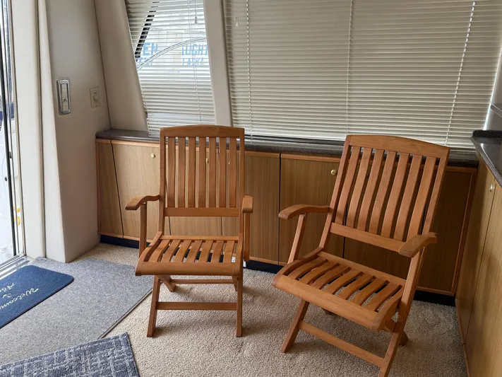 The Office Yacht Photos Pics Interior of 2001 Bayliner 5288 Pilot House Motoryacht with wooden chairs and blinds.