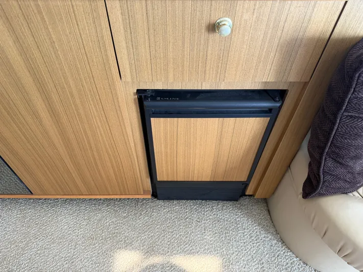 The Office Yacht Photos Pics 2001 Bayliner 5288 Pilot House Motoryacht interior with built-in U-Line appliance.