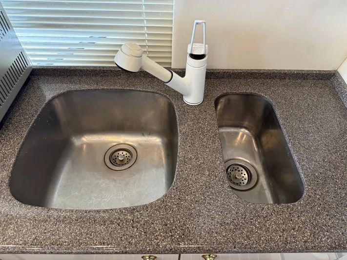 The Office Yacht Photos Pics Dual stainless steel sinks with faucet in Bayliner 5288 Pilot House Motoryacht kitchen, 2001 model.