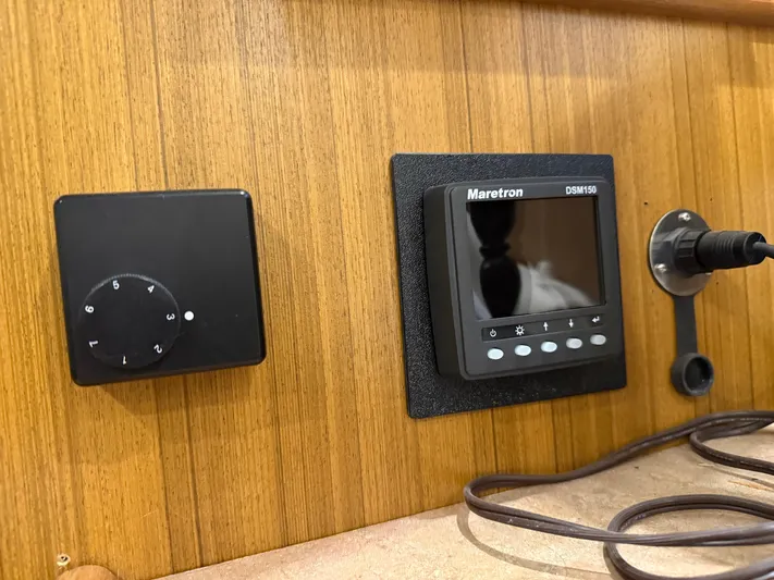 The Office Yacht Photos Pics Control panel of a 2001 Bayliner 5288 Pilot House Motoryacht with Maretron DSM150 display.