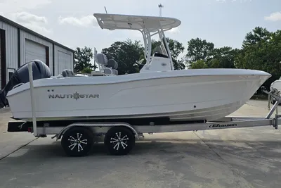 NauticStar 222L Offshore