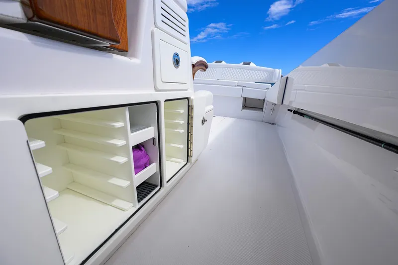 Two Krickets Yacht Photos Pics Bahama 41 Two Krickets - Helm