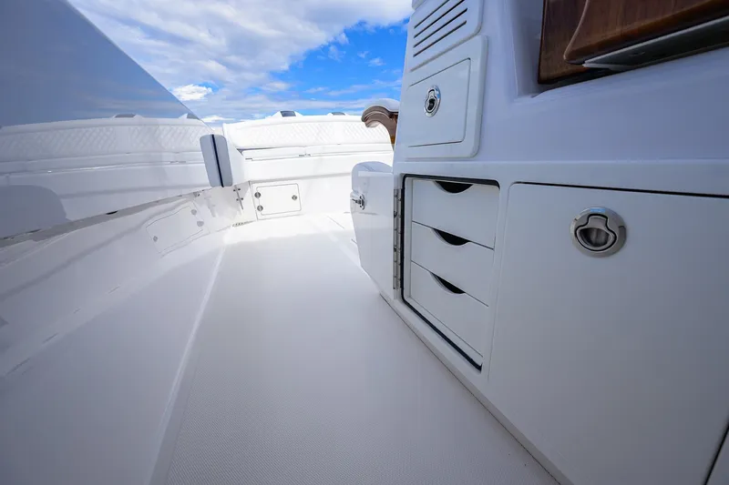 Two Krickets Yacht Photos Pics Bahama 41 Two Krickets - Helm