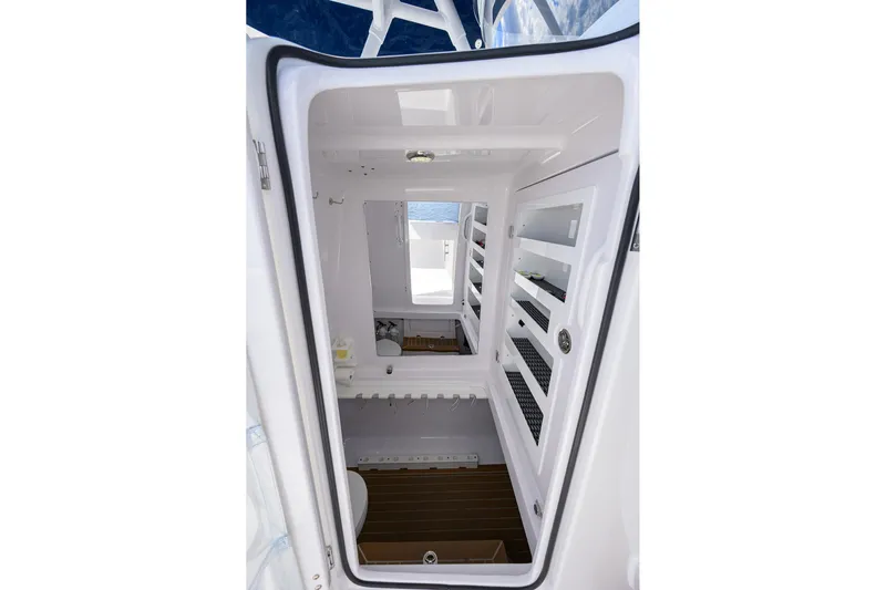 Two Krickets Yacht Photos Pics Bahama 41 Two Krickets - Head