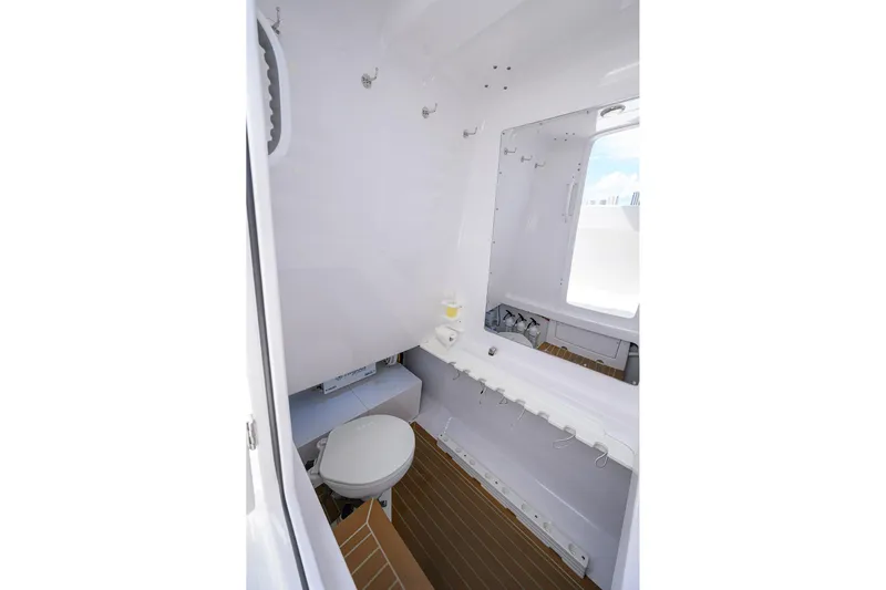 Two Krickets Yacht Photos Pics Bahama 41 Two Krickets - Head