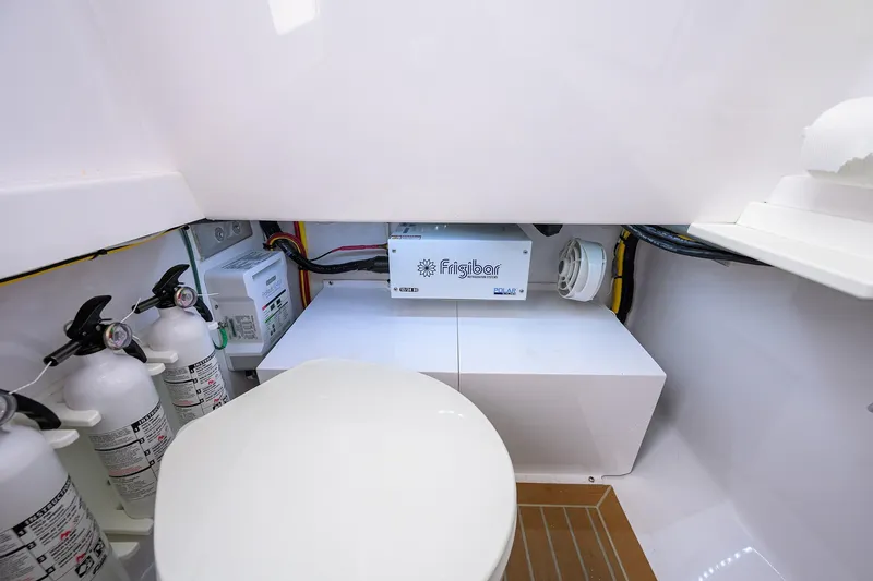 Two Krickets Yacht Photos Pics Bahama 41 Two Krickets - Helm