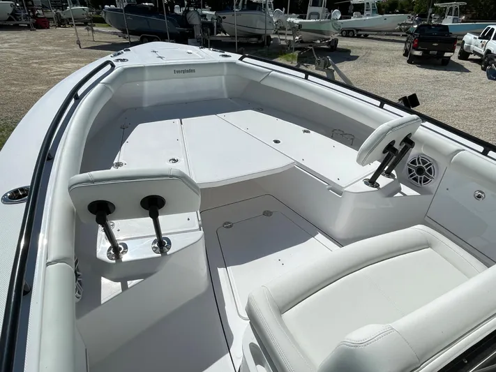 #339 White Yacht Photos Pics 2023 Everglades 273CC boat interior with white seating and deck, featuring modern design elements.