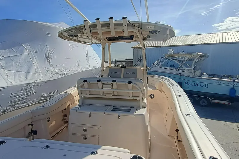 271-508 Brokerage Joe Yacht Photos Pics 2023 Grady-White Canyon 271 boat interior with helm and seating area.