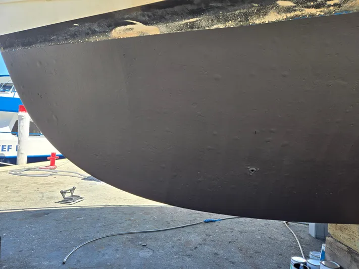 Revanche II Yacht Photos Pics Bottom view of a 1986 Hatteras 53 Extended Deckhouse hull on dry dock.