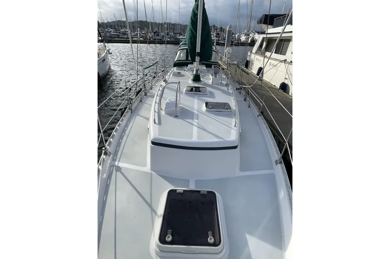 Skimmer Yacht Photos Pics 2000 Valiant 42 sailboat deck view at marina, showcasing sleek design and rigging.