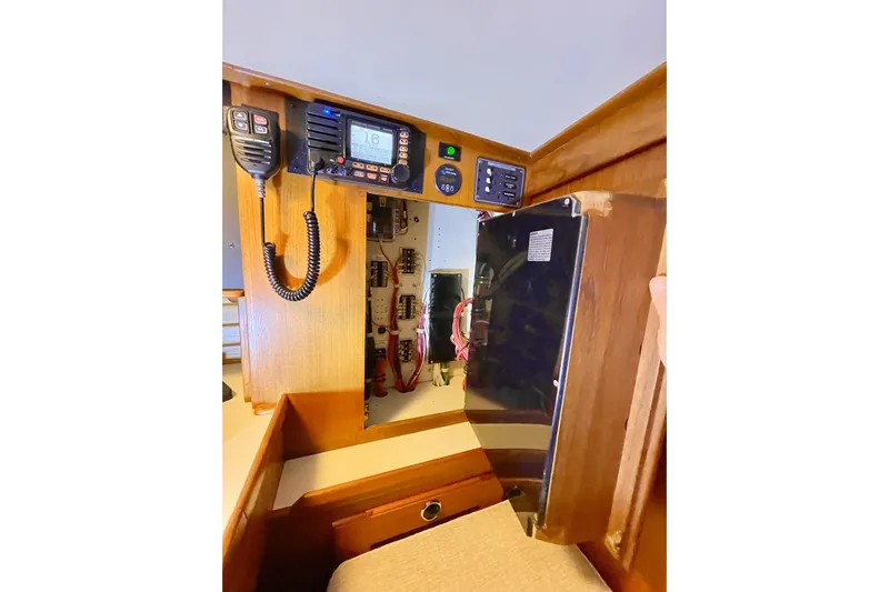 Skimmer Yacht Photos Pics Control panel of a 2000 Valiant 42 yacht, featuring communication and navigation equipment.