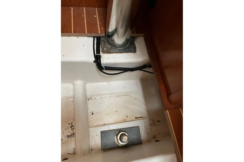 Arrow Yacht Photos Pics Interior view of 2008 Jeanneau Sun Odyssey 45 sailboat, showing mast base and floor details.